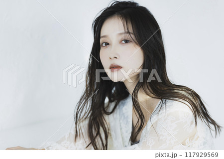 クールな女性 117929569