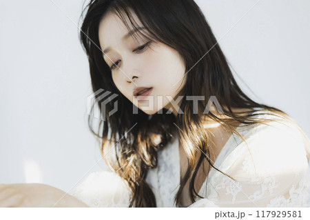 クールな女性 117929581