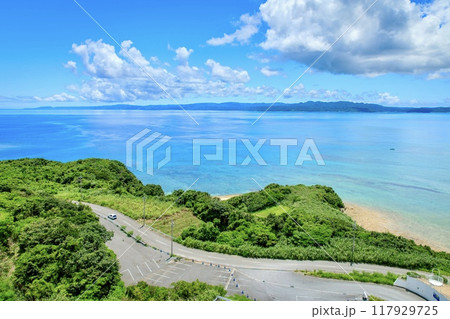 古宇利島、古宇利オーシャンタワーからの眺め（辺戸岬方向） 117929725