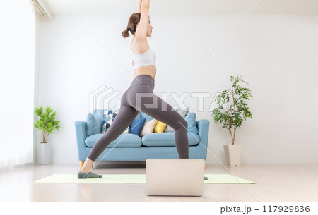 自宅でヨガレッスンを受講する若い女性 自宅でヨガレッスンを受講する若い女性 117929836
