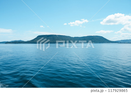 屋島の全景（小豆島・土庄港→高松港クルーズからの眺め） 117929865