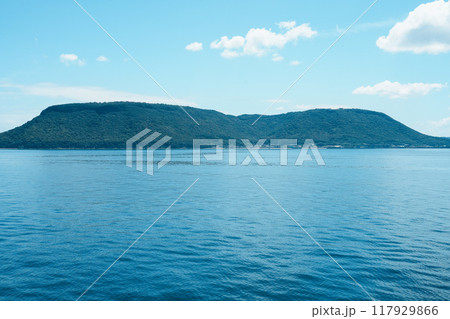 屋島の全景（小豆島・土庄港→高松港クルーズからの眺め） 117929866