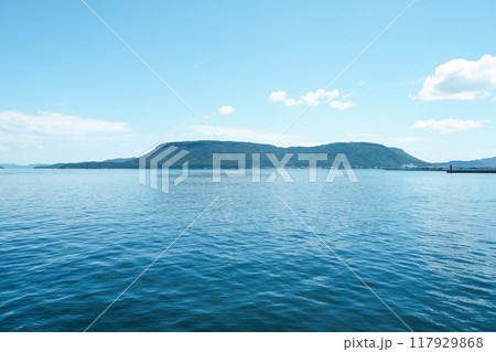 屋島の全景（小豆島・土庄港→高松港クルーズからの眺め） 117929868