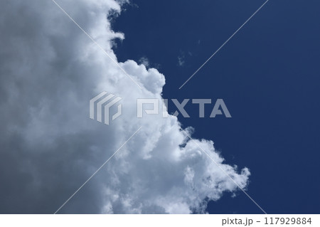 夏の青空にモクモクと湧き上がる雲 夏の青空にモクモクと湧き上がる雲 117929884