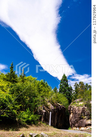 迫力ある雲と大切通し　筑北村 117929964