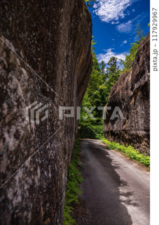 ノミ跡が残る大切通し 善光寺街道 ノミ跡が残る大切通し 善光寺街道 117929967