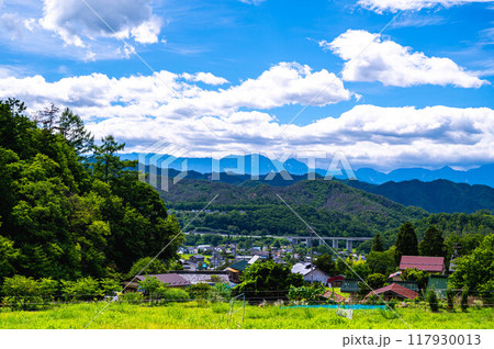 山の田舎の高速道路が通る風景 117930013