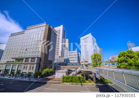 日本の横浜都市景観 桜木町駅 新南口や電車、ホテルメッツ、横浜市役所などを望む=令和6年8月17日 日本の横浜都市景観 桜木町駅 新南口や電車、ホテルメッツ、横浜市役所などを望む=令和6年8月17日 117930101
