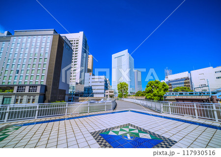 日本の横浜都市景観　桜木町駅　新南口や電車、ホテルメッツ、横浜市役所などを望む＝令和6年8月17日 117930516