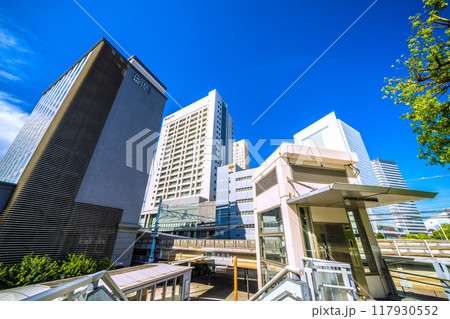 日本の横浜都市景観　桜木町駅　新南口やホテルメッツ、エレベーター、横浜市役所などを望む＝令和6年8月 117930552