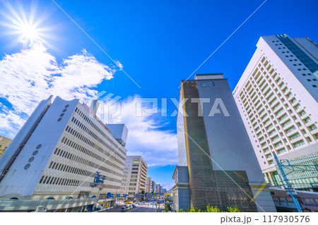 日本の横浜都市景観 桜木町駅　新南口側のデッキから新横浜通りなどを望む＝令和6年8月17日 117930576