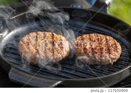 burger meat on grill pan burger meat on grill pan 117930909