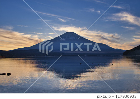 【山梨県】山中湖から眺める夕暮れの富士山 117930935