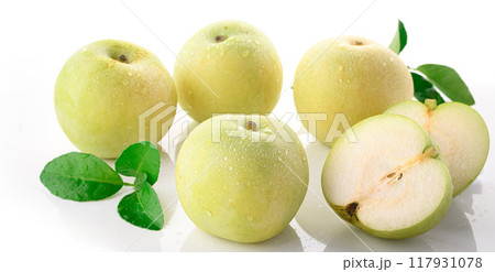 シャキッとした食感 二十世紀梨 （ 白背景 ） 117931078