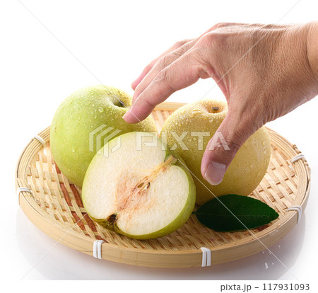 シャキッとした食感 二十世紀梨 （ 白背景 ） 117931093