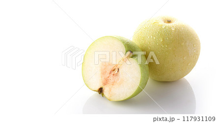 シャキッとした食感 二十世紀梨 ( 白背景 ) シャキッとした食感 二十世紀梨 ( 白背景 ) 117931109