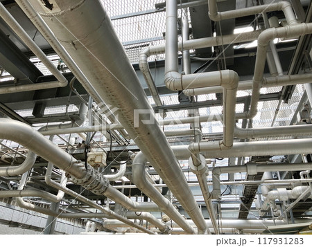 頭上に施設された設備配管　工場に張り巡らされた配管 117931283