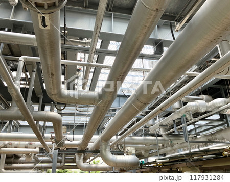 頭上に施設された設備配管 工場に張り巡らされた配管 頭上に施設された設備配管 工場に張り巡らされた配管 117931284