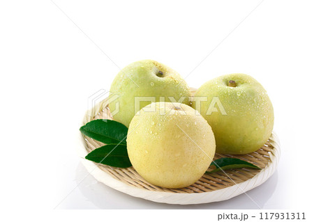 シャキッとした食感 二十世紀梨 ( 白背景 ) シャキッとした食感 二十世紀梨 ( 白背景 ) 117931311