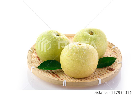 シャキッとした食感 二十世紀梨 （ 白背景 ） 117931314