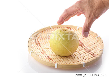 シャキッとした食感 二十世紀梨 （ 白背景 ） 117931328