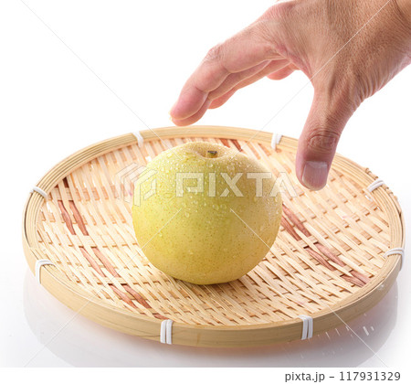 シャキッとした食感 二十世紀梨 （ 白背景 ） 117931329