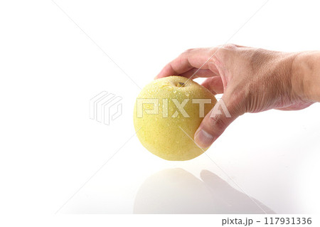 シャキッとした食感 二十世紀梨 （ 白背景 ） 117931336