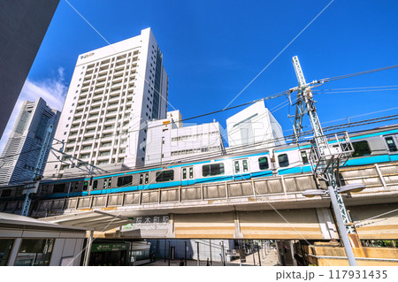 日本の横浜都市景観 桜木町駅 新南口や電車、横浜市役所、 横浜ランドマークタワーなどを望む=17日 日本の横浜都市景観 桜木町駅 新南口や電車、横浜市役所、 横浜ランドマークタワーなどを望む=17日 117931435