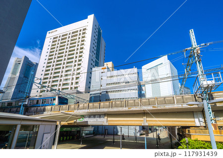 日本の横浜都市景観 桜木町駅　新南口や電車、横浜市役所、 横浜ランドマークタワーなどを望む＝17日 117931439