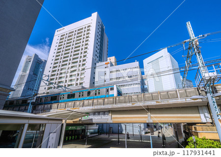 日本の横浜都市景観 桜木町駅　新南口や電車、横浜市役所、 横浜ランドマークタワーなどを望む＝17日 117931441