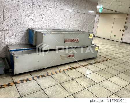 地下鉄構内に準備される防水板　洪水対策の止水板　 117931444