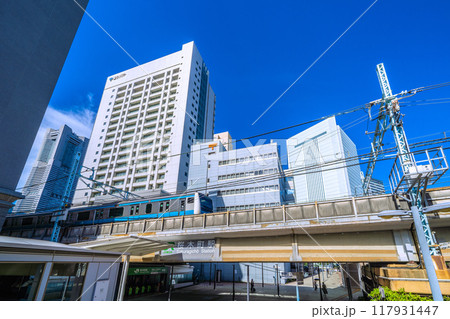 日本の横浜都市景観 桜木町駅 新南口や電車、横浜市役所、 横浜ランドマークタワーなどを望む=17日 日本の横浜都市景観 桜木町駅 新南口や電車、横浜市役所、 横浜ランドマークタワーなどを望む=17日 117931447