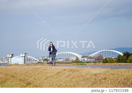 自転車通学　女子高生 117931586