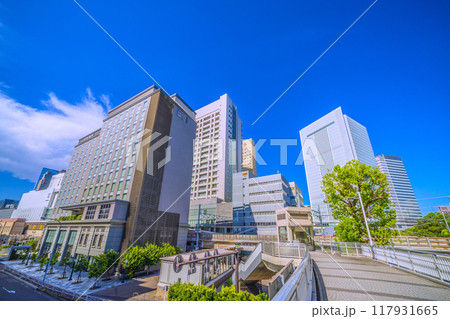 日本の横浜都市景観　桜木町駅　新南口やホテルメッツ、エレベーター、横浜市役所などを望む＝令和6年8月 117931665