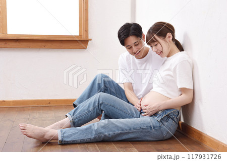 若い妊婦と夫 117931726