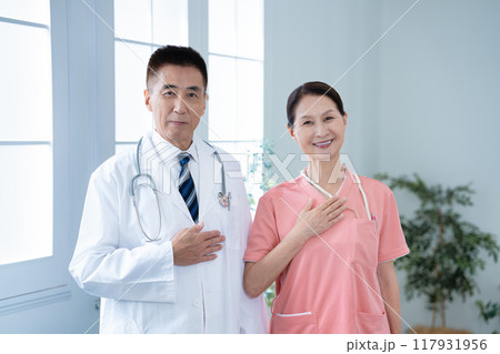 ベテランの医師と看護師 ベテランの医師と看護師 117931956
