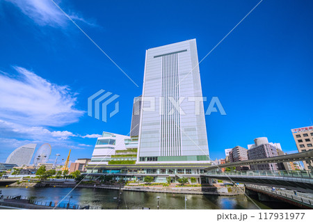 日本の横浜都市景観 桜木町駅　新南口前の人道橋から横浜市役所やみなとみらいなどを望む＝8月17日 117931977