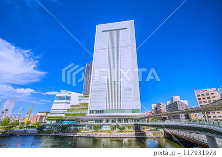 日本の横浜都市景観 桜木町駅　新南口前の人道橋から横浜市役所やみなとみらいなどを望む＝8月17日 117931978