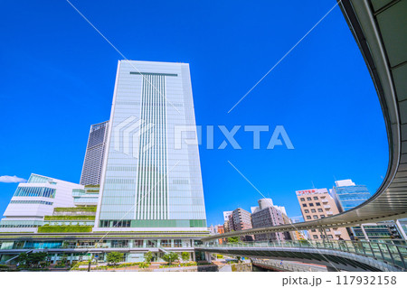 日本の横浜都市景観 桜木町駅 新南口前の人道橋から横浜市役所などを望む=8月17日 日本の横浜都市景観 桜木町駅 新南口前の人道橋から横浜市役所などを望む=8月17日 117932158