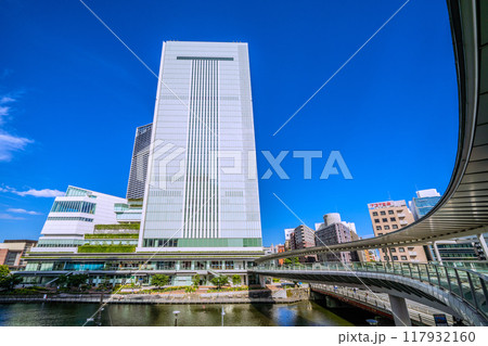 日本の横浜都市景観 桜木町駅　新南口前の人道橋から横浜市役所などを望む＝8月17日 117932160
