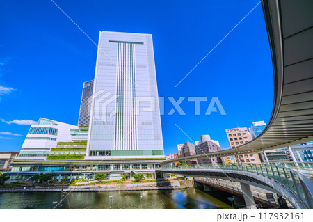 日本の横浜都市景観 桜木町駅　新南口前の人道橋から横浜市役所などを望む＝8月17日 117932161