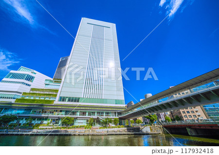 日本の横浜都市景観 桜木町駅　新南口前から横浜市役所などを望む＝8月17日 117932418