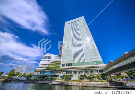 日本の横浜都市景観 桜木町駅　新南口前から横浜市役所や横浜みなとみらいなどを望む＝8月17日 117932450