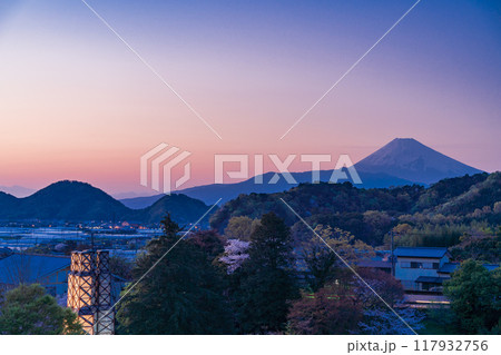 【静岡県】W世界遺産、ライトアップされた韮山反射炉と富士山　夕景 117932756