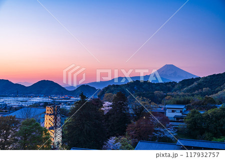 【静岡県】W世界遺産、ライトアップされた韮山反射炉と富士山　夕景 117932757