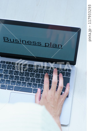 パソコンで資料作成する若い女性 117933293