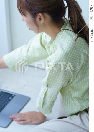 パソコンで資料作成する若い女性 117933298