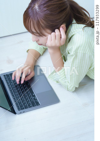 パソコンで資料作成する若い女性 117933299