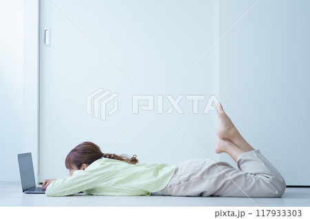 パソコンで資料作成する若い女性 117933303