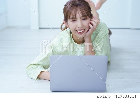 パソコンで資料作成する若い女性 117933311